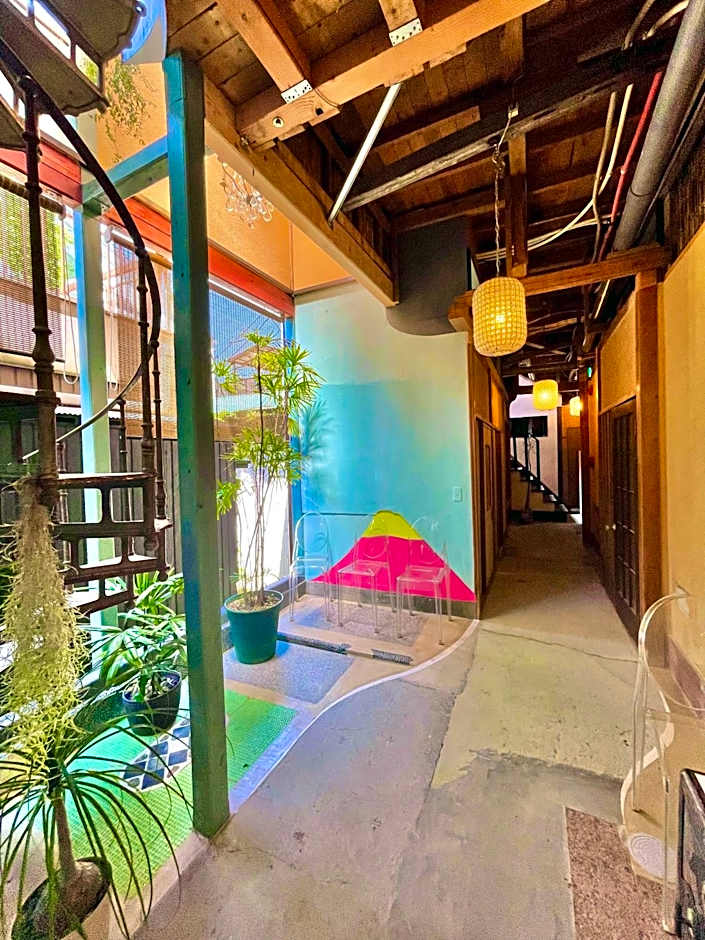 泊まれる廃墟 ぐんじょう