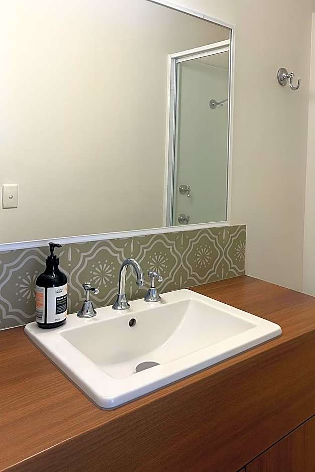 Cooks Endeavour Motor Inn - Near beach & Gold Coast Airport