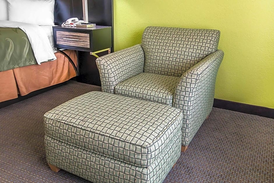 Quality Inn Hinesville - Fort Stewart Area, Kitchenette Rooms - Pool - Guest Laundry