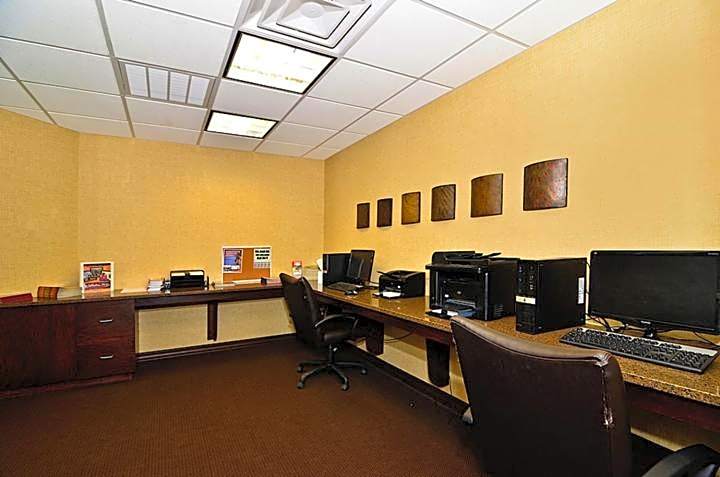 Hawthorn Suites by Wyndham Dickinson