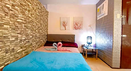 UNO'S Place with Karaoke,Wifi,Netflix and Balcony