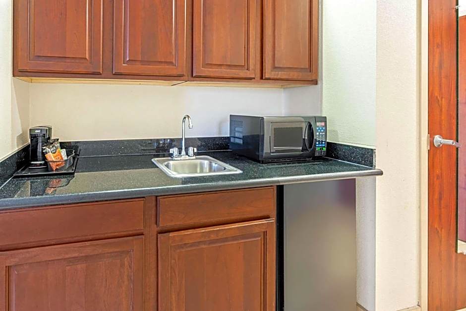 La Quinta Inn & Suites by Wyndham Midwest City - Tinker AFB