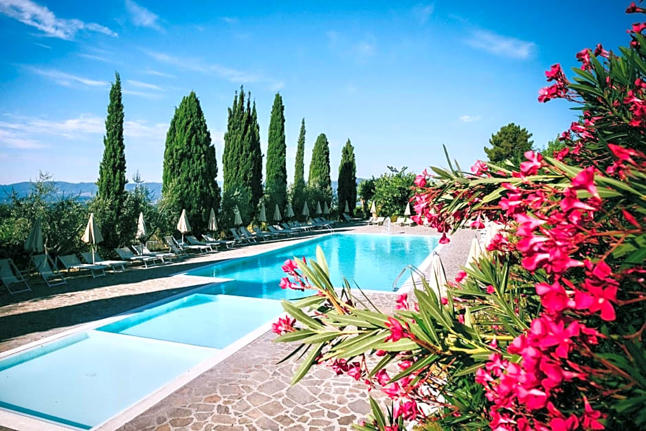 Hotel with swimming pool surrounded by greenery in San Donato Fronzano, rooms with air conditioning and breakfast included