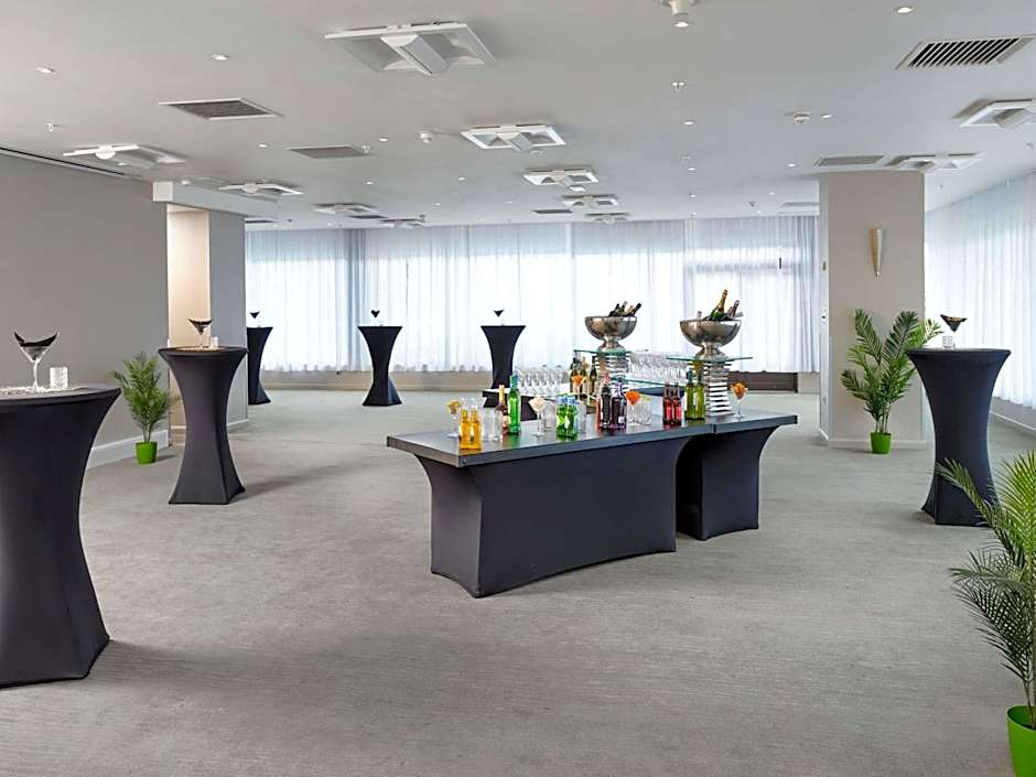 Novotel London West