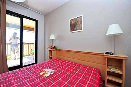 Two-Bedroom Apartment with Alcove