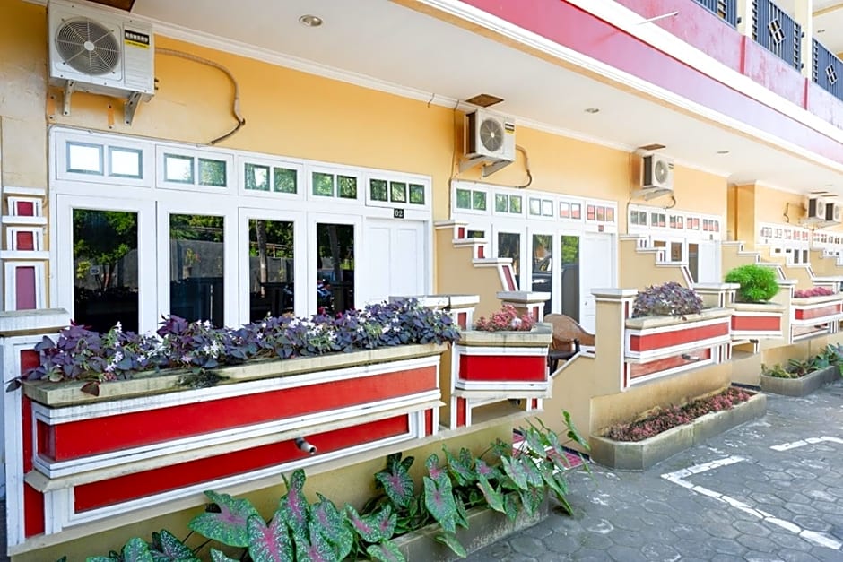 RedDoorz Plus near Stadion Wijaya Kusuma