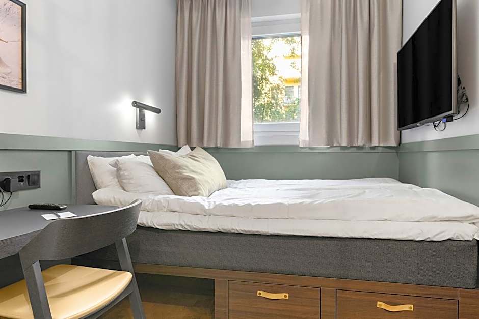 Photo 1 of 3 of Superior 1 Queen Bed