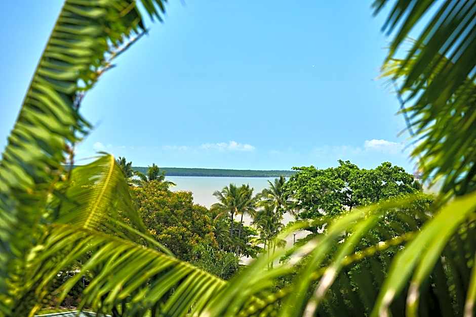 Cairns Harbourside Hotel