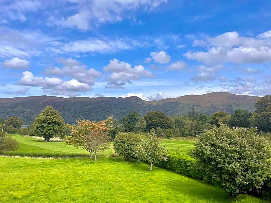 Woodlands House with Hot Tub