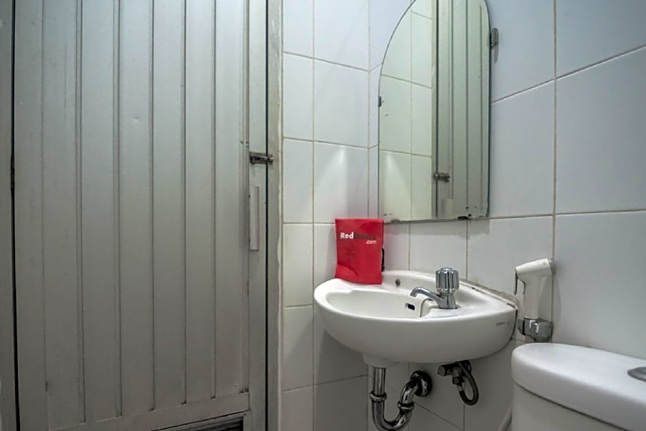 RedDoorz near RS Husada