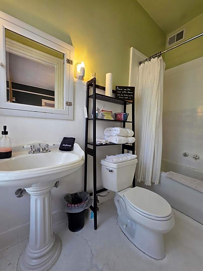The Kings Throne Inn and Guest House