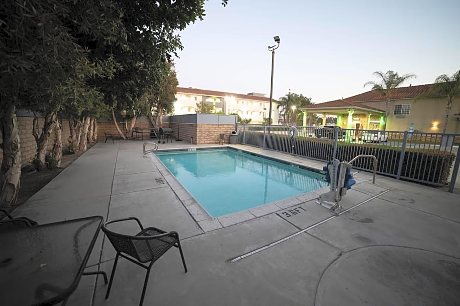 Mid City Inn & Suites Pico Rivera