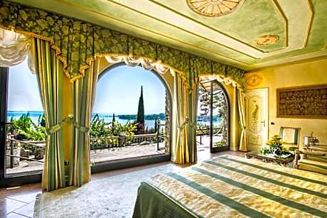 Suite with Terrace and Lake View