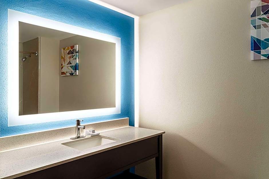 La Quinta Inn & Suites by Wyndham Madison American Center