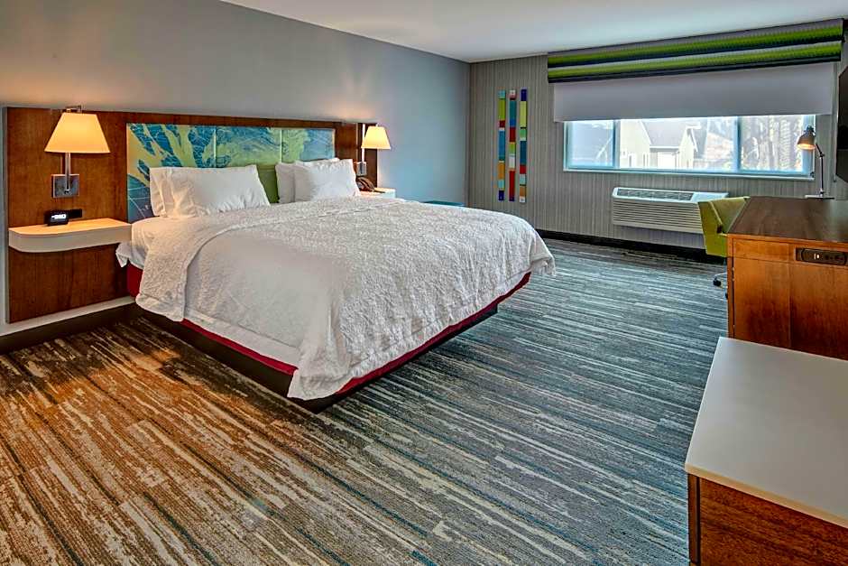 Photo 1 of 2 of 1 King Bed, Bathtub