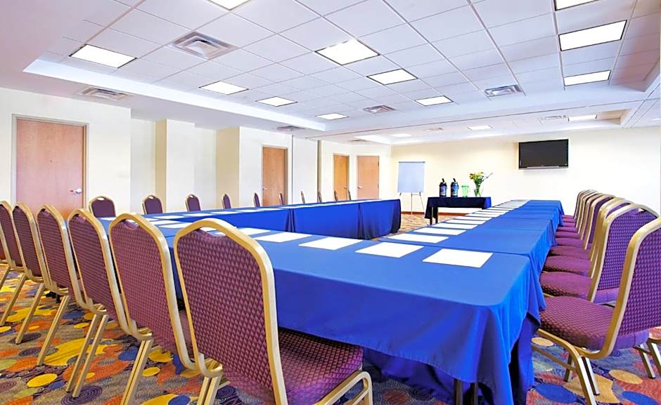 Holiday Inn Express Hotel & Suites Waukegan/Gurnee By IHG