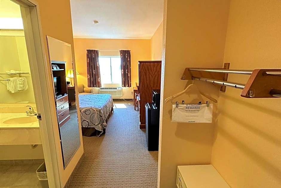 Super 8 by Wyndham Topeka at Forbes Landing