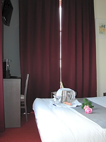 Standard Double Room with Street View