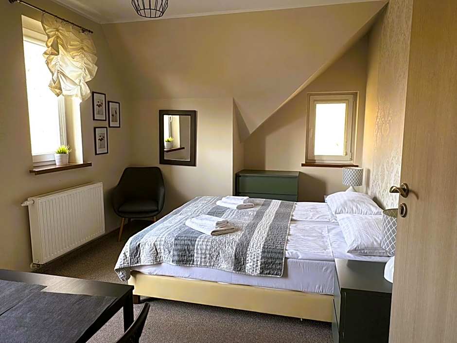 ApartamentyKudowa - Willa Pod Dębami z ogrodem i parkingiem,