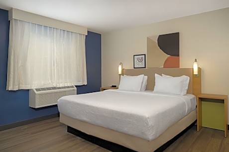 King Room with Roll-In Shower - Mobility Access