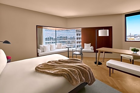 Suite, 1 King Bed, City View, Corner (Loft)