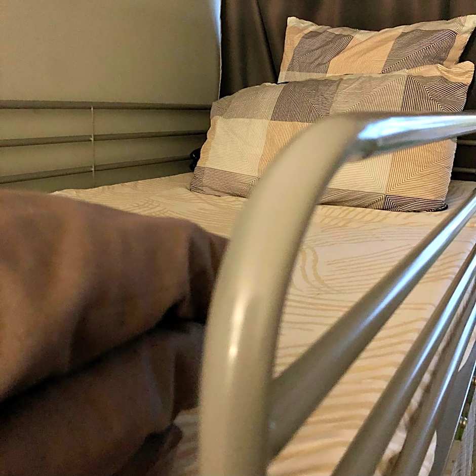 Female dorm- Femme dortoir Paris 8pm-10am