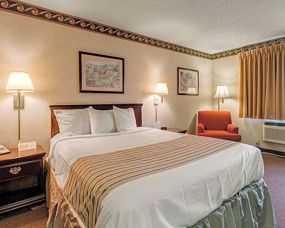 Econo Lodge Inn & Suites El Paso