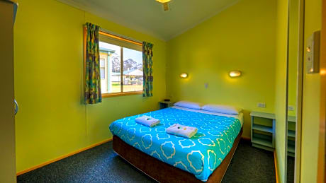 Snug Cove Two-Bedroom Villa with Spa Bath - No Pets Allowed