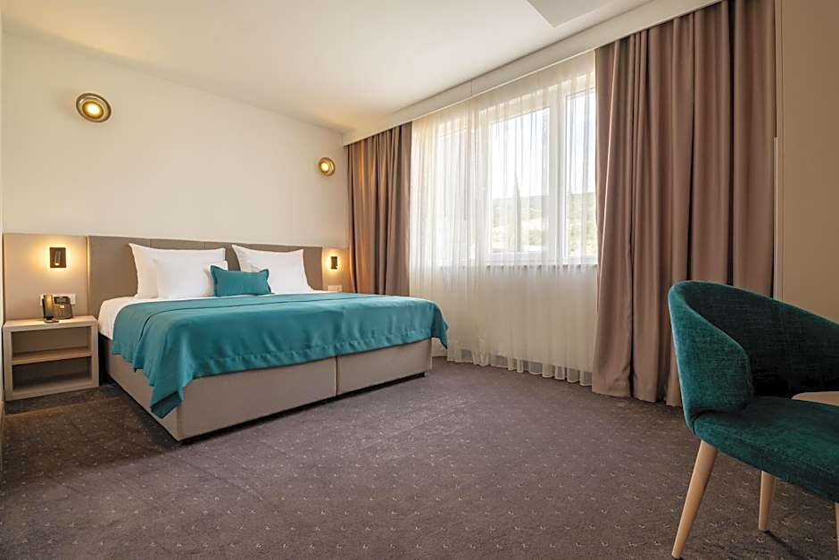 Foto 1 di 5 di Standard 1 Double Bed or 2 Beds, Garden View
