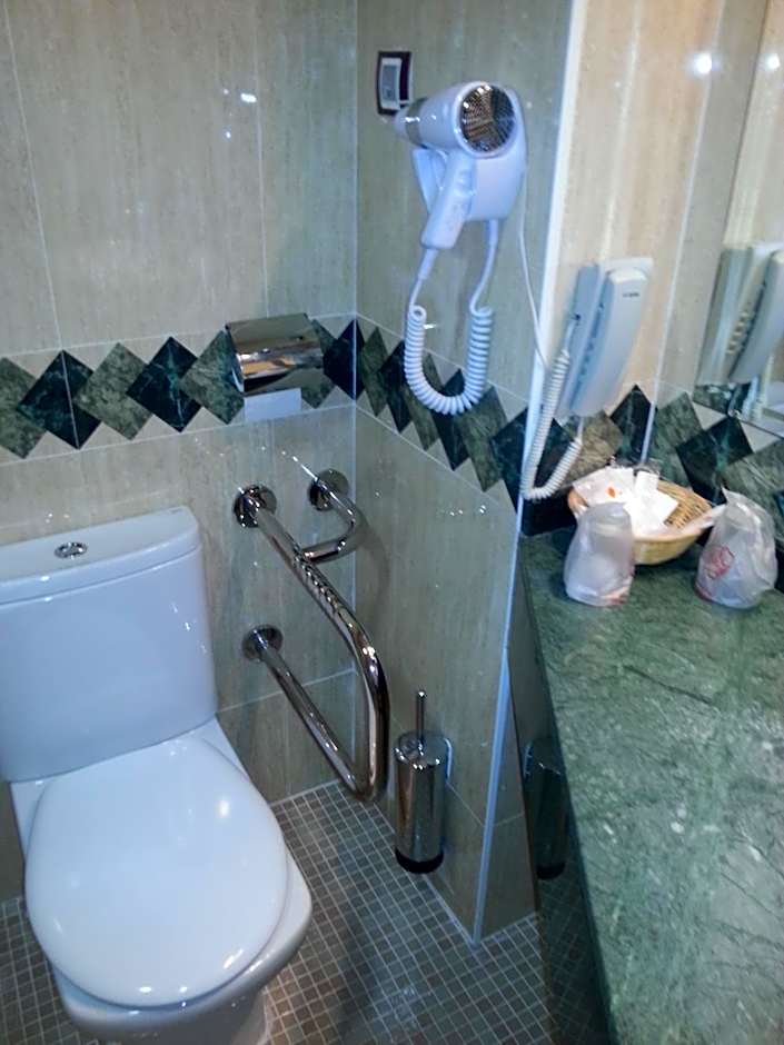 La Familia Gallo Rojo