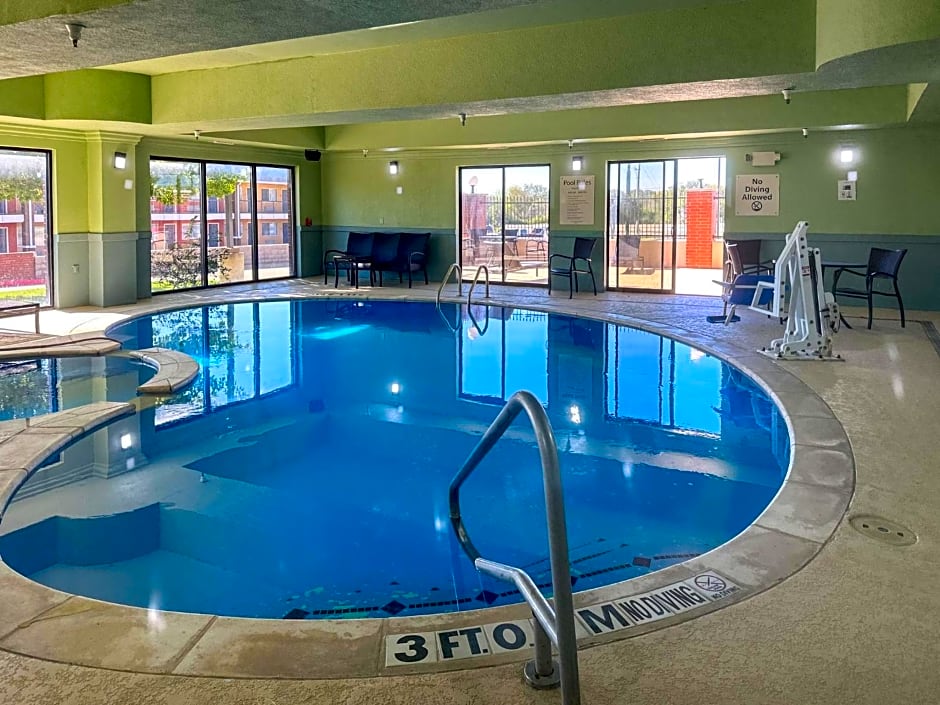 Holiday Inn Express Hotel & Suites Ennis By IHG