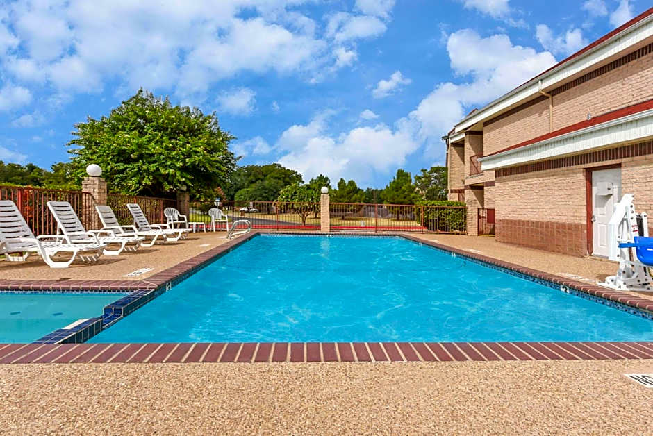 Days Inn by Wyndham Granbury