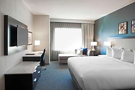 King Room with Roll in Shower - Mobility Accessible