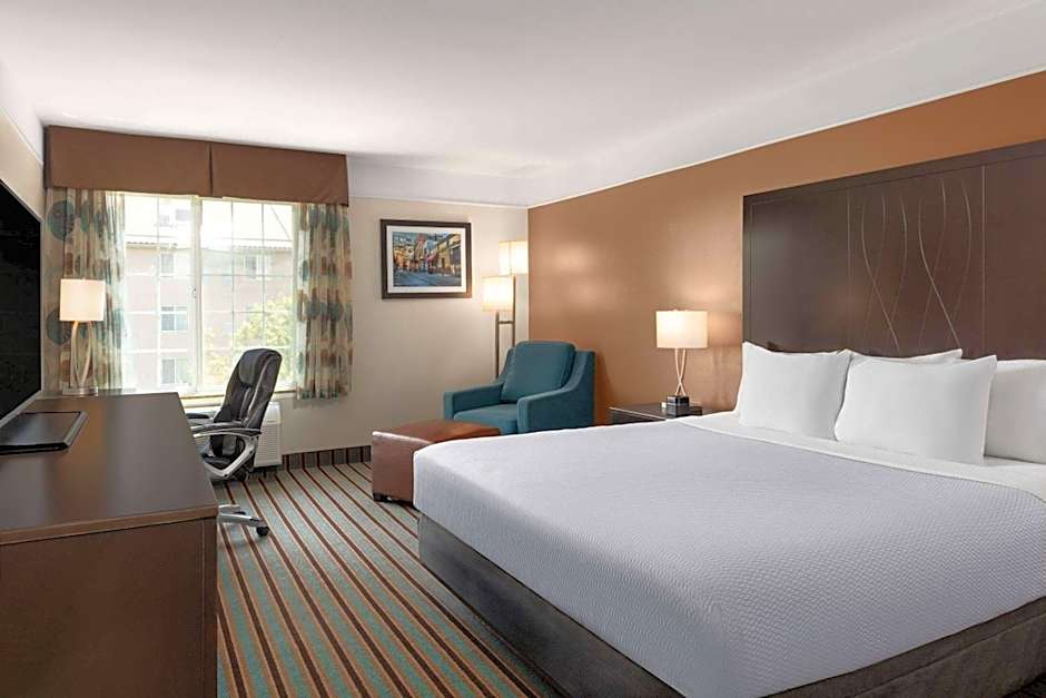 La Quinta Inn & Suites by Wyndham Bakersfield North