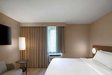 One-Bedroom Queen Suite with City View - Corner