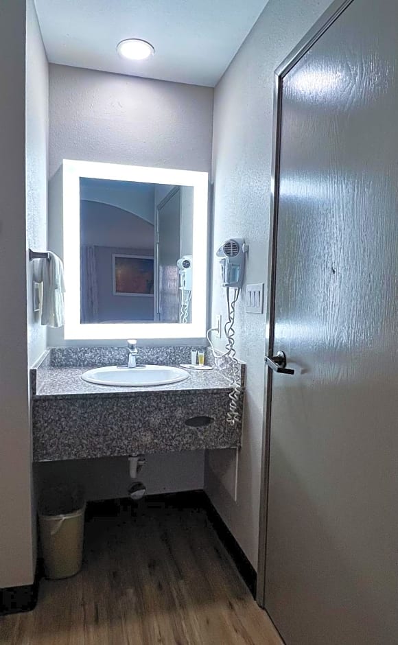 Days Inn by Wyndham Dallas Plano