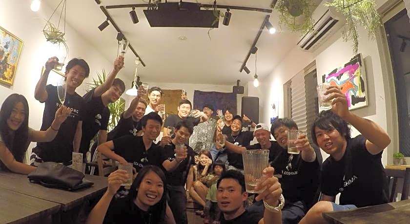 IZA Enoshima Guest House & Bar