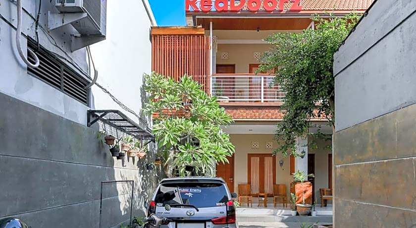 RedDoorz near Mertasari Beach 2