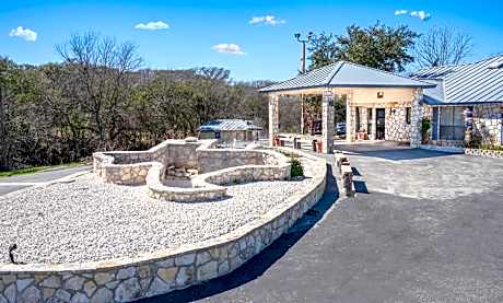 RIVER OAK INN