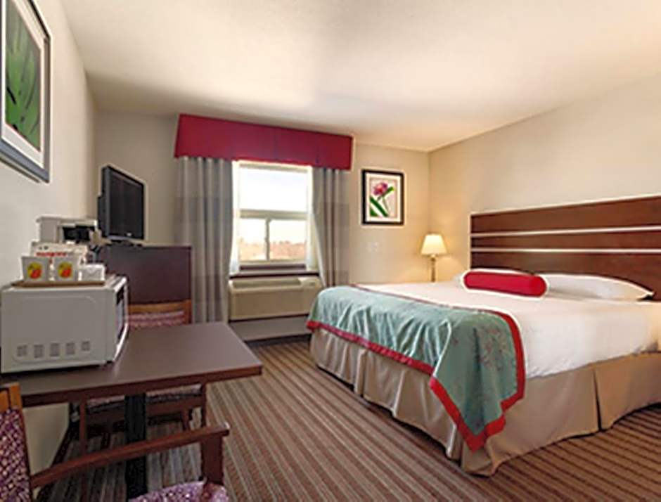 Super 8 by Wyndham Saskatoon Near Downtown