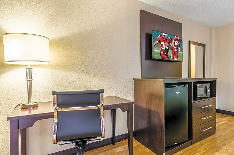 Red Roof Inn PLUS+ Wichita East