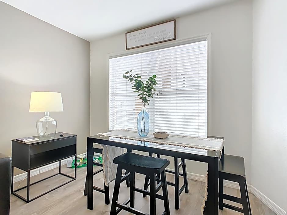 Be Our Guest! 1 Bedroom Condo Near Disney Parks!