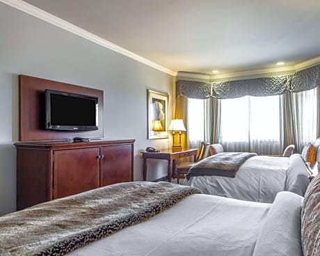 Queen Suite with Two Queen Beds - Non Smoking - Non-refundable 