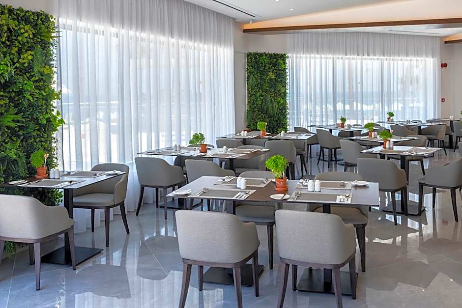 Leonardo Crystal Cove Hotel & Spa - Adults only