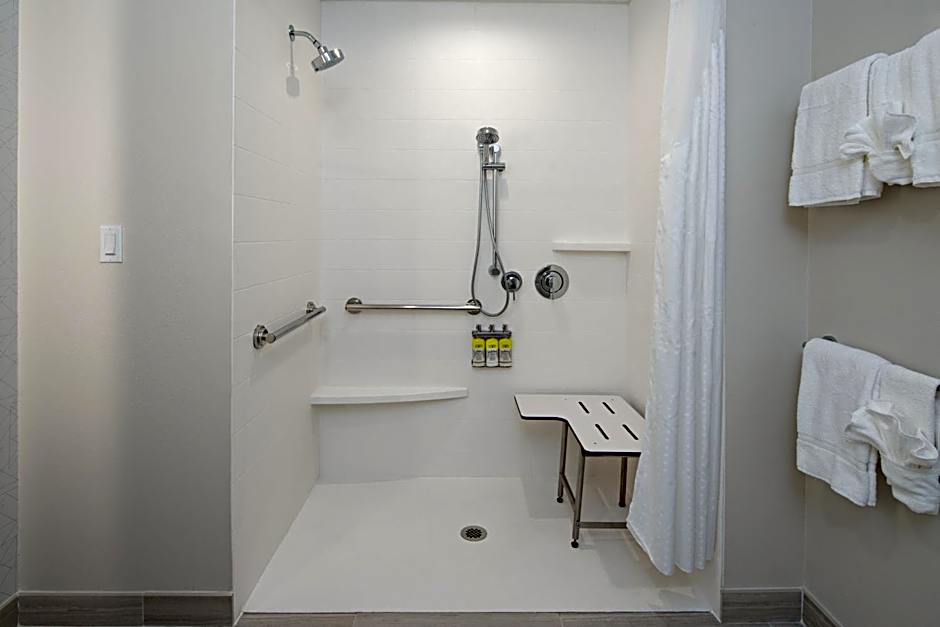 Holiday Inn Express and Suites Valencia - Santa Clarita By IHG