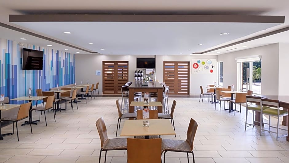 Holiday Inn Express & Suites Lexington Midtown By IHG