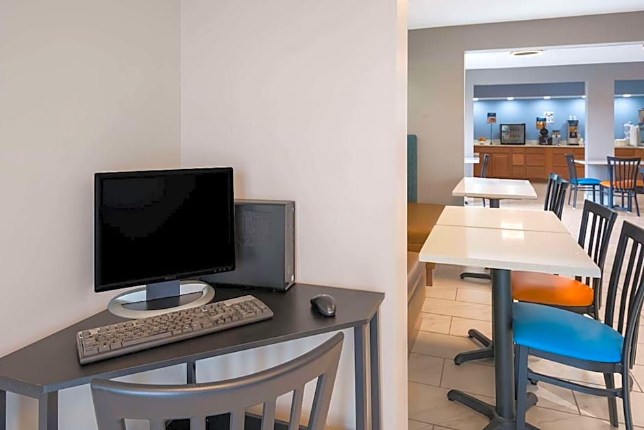 Clarion Pointe Indianapolis Northeast