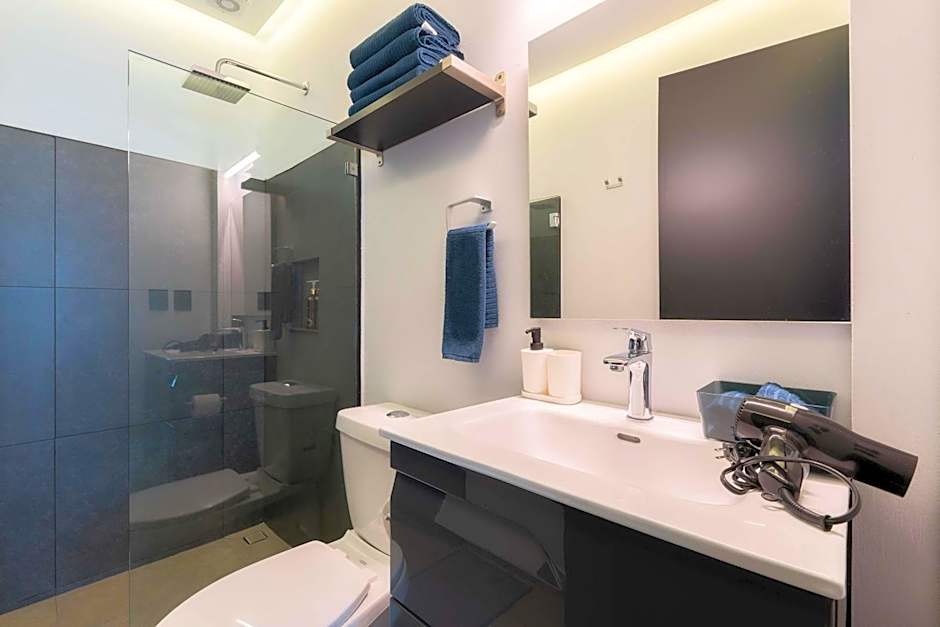 P601 Amazing Rooftop 2Bdrm 2bath Apt AC