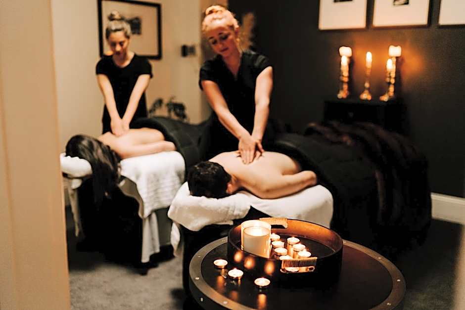 Eichardt's Private Hotel & Lakefront Apartments