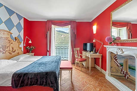 Standard Twin Room with Lake View